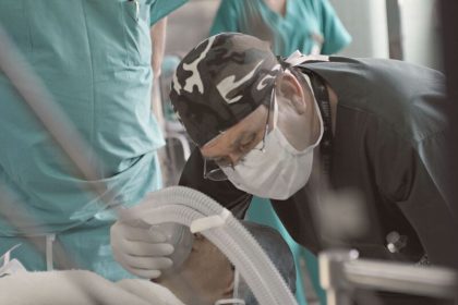 Anesthésiste préparant un patient pour une opération de prothèse de genou