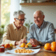 Couple senior sain avec fruits et vitamine B à la maison